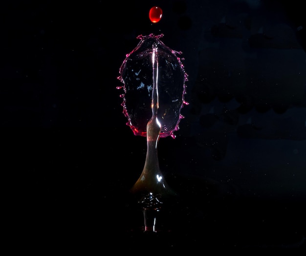 Uma Imagem Em Close De áGua Espirrando Dramaticamente Contra Um Fundo Preto Sólido, Destacando O Movimento Dinâmico E Os Reflexos Das Gotas De áGua.