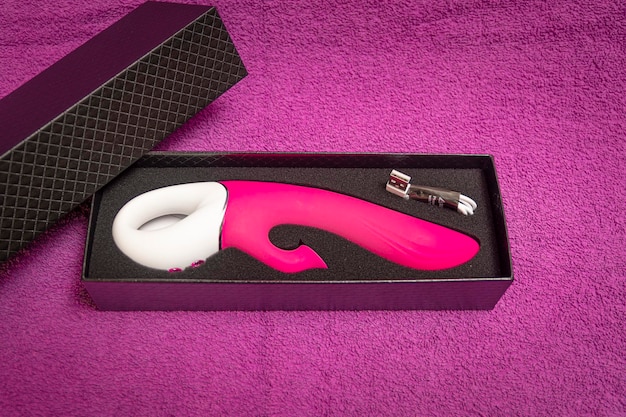 Um Vibrador Rosa (Dildo) Elegantemente Exibido Dentro De Uma Caixa De Luxo Com Um Interior Macio.