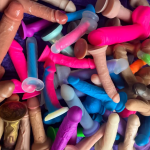 Plug Anal Silicone vs. Tradicional: Qual Escolher para Prazer?