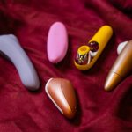 Uma Imagem Em Close De Um Estimulador Clitoriano Sem Contato, Projetado Para Uso íNtimo, Com Um Design Elegante E Moderno.