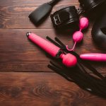 Uma Coleção De Brinquedos Sexuais Femininos, Incluindo Vibradores E Bolas Vaginais, Dispostos De Forma Estética Para Exibição.