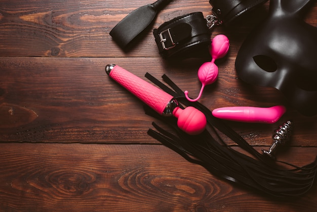 Uma Coleção De Brinquedos Sexuais Femininos, Incluindo Vibradores E Bolas Vaginais, Dispostos De Forma Estética Para Exibição.