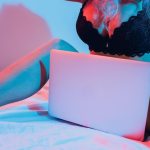 Uma Jovem Mulher Posando Diante De Uma Webcam, Sorrindo E Parecendo Confiante, Representando O Conceito De Bem-estar Sexual Online E Flerte.