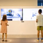 Crianças Interagindo Com Exibições Interativas Em Um Museu De Ciências, Explorando Conceitos Relacionados à Educação Sobre Intimidade.