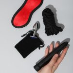 Uma Coleção De Brinquedos Sexuais Coloridos Exibidos Em Um Fundo Claro, Mostrando Diversas Formas E Tamanhos.