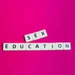 Letras Quadradas Formam A Expressão 'Sex Education' Sobre Um Fundo Rosa.