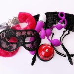 Uma Variedade De Brinquedos Sexuais E Acessórios Coloridos Exibidos Sobre Um Fundo Branco.